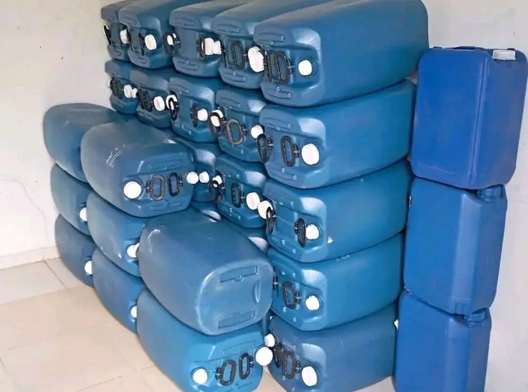 Bombonas azuis empilhadas no depósito
